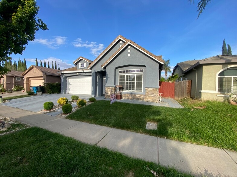 Building Photo - 686 Anna Dr