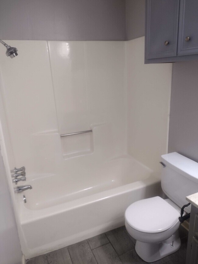 Building Photo - 529 Broad St