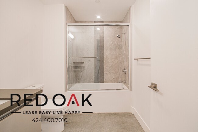 Building Photo - 453 S Kenmore Ave