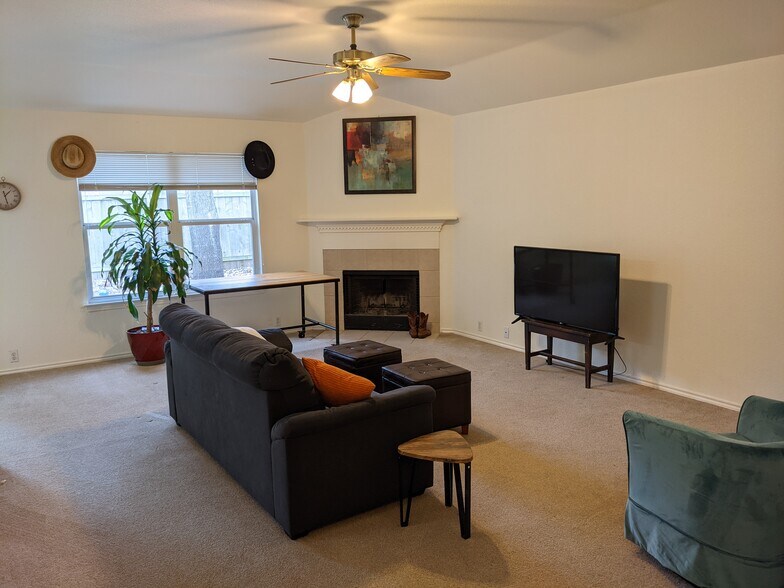 Living Room - 2201 Kaiser Dr