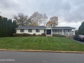 Building Photo - 884 Red Oaks Dr