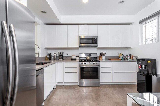 Building Photo - 166 S Hayworth Ave