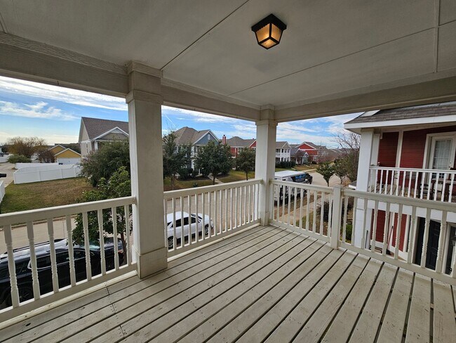 Building Photo - Available now ready for immediate move in  $500 off second month's rent move in special