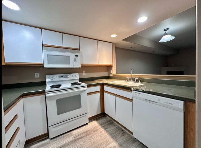 Building Photo - 915 SW Kimball Dr