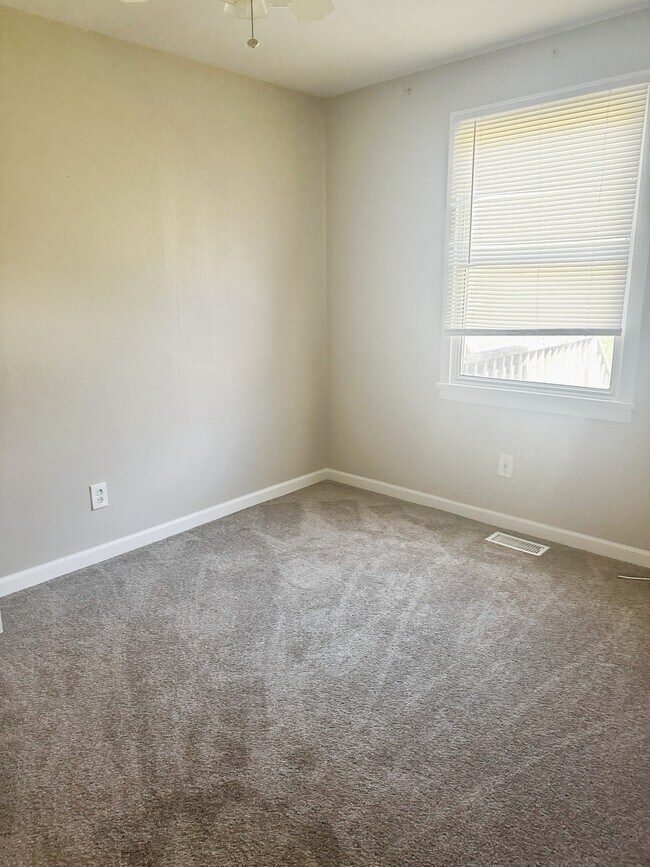 Building Photo - 133 Green Meadow Dr