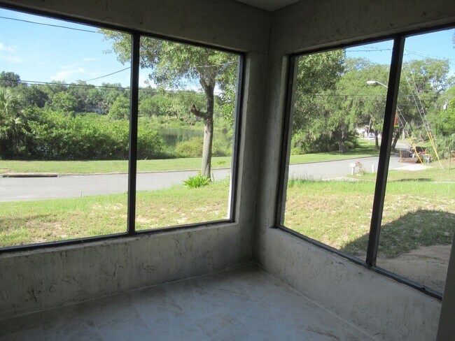 Building Photo - 2br/2ba Duplex with Lakeview