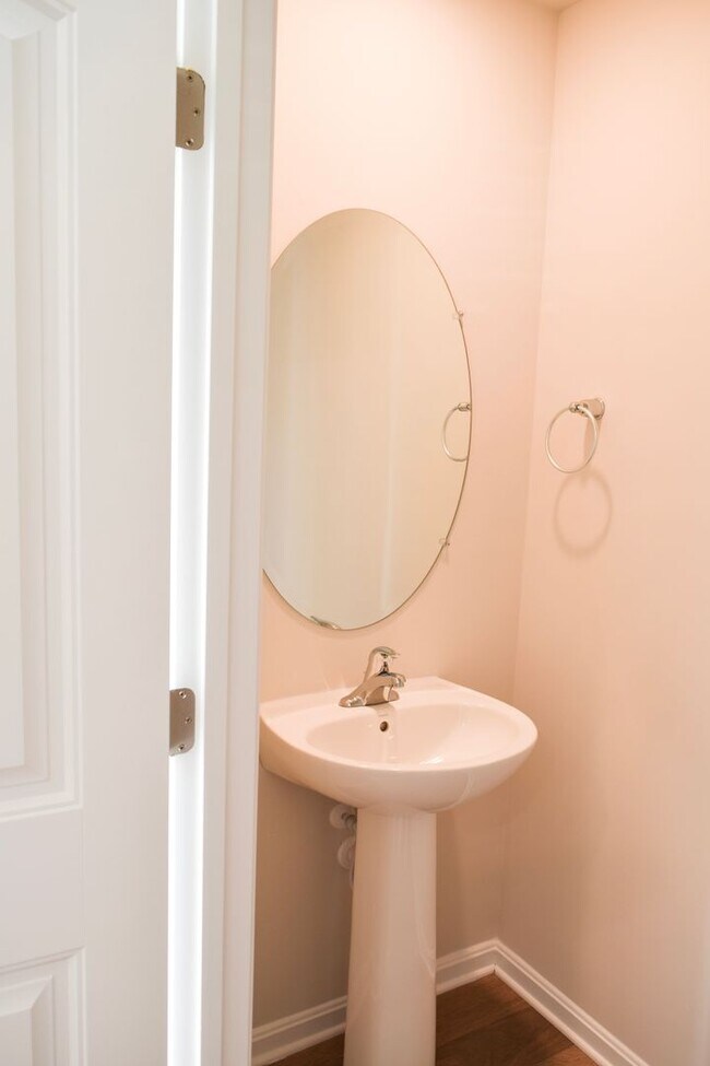 Building Photo - Stunning NEW Townhouse in Heritage Trace!