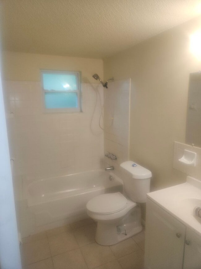 Building Photo - 2/1 DUPLEX