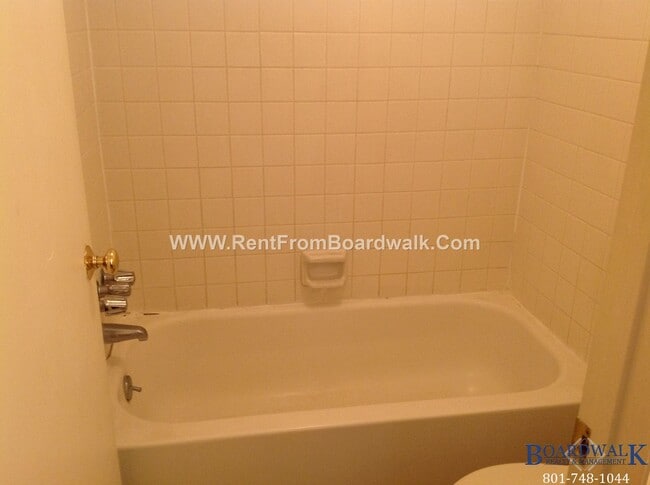 Building Photo - Spacious 2 Bed 2 Bath Magna Duplex With Pr...