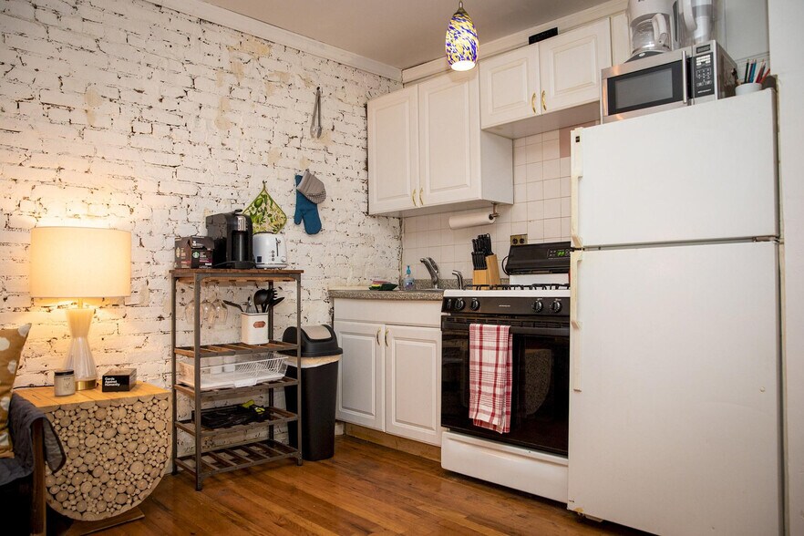 Building Photo - 401-407 7th Ave