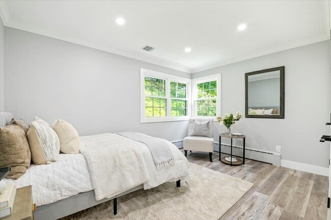 Building Photo - 8 Fairway Pl