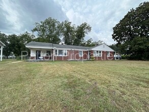 Building Photo - 999 Seminole Dr
