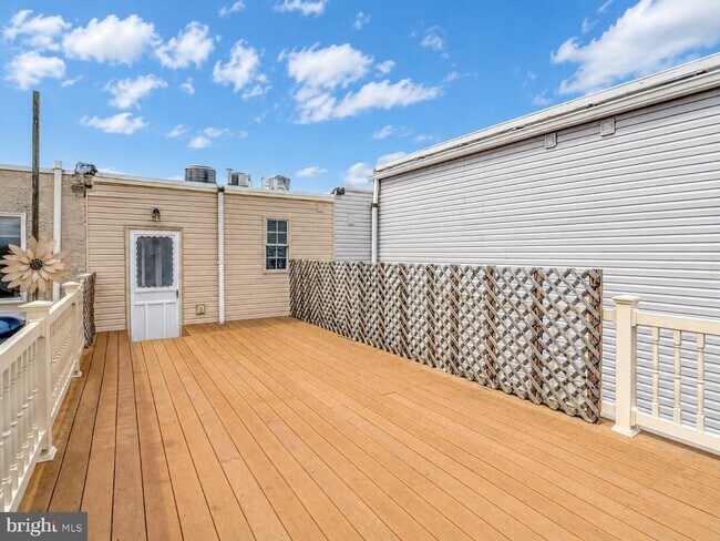 Building Photo - 2542 W Girard Ave