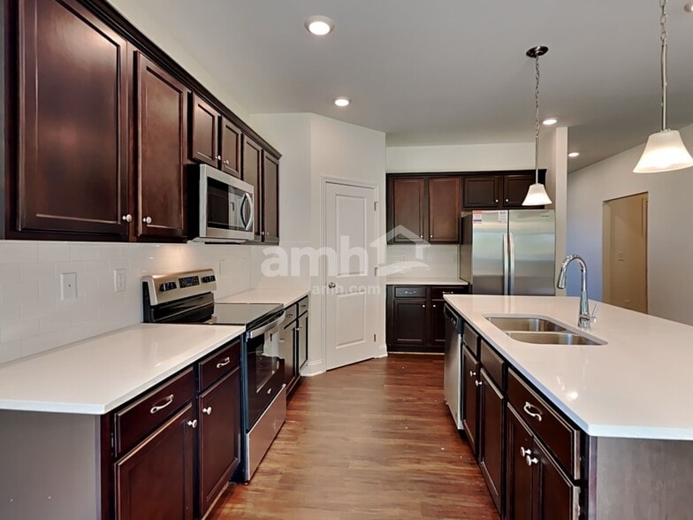 Building Photo - 639 Carnaby Ln