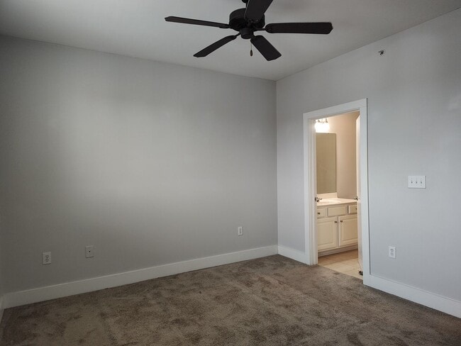 Building Photo - Modern Condo located  in South Main Square! 50% discount on first full months rent for qualified ...