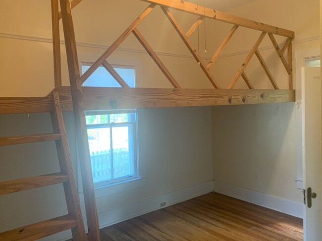 Building Photo - Two bedroom One and 1/2 bath Home in Histo...