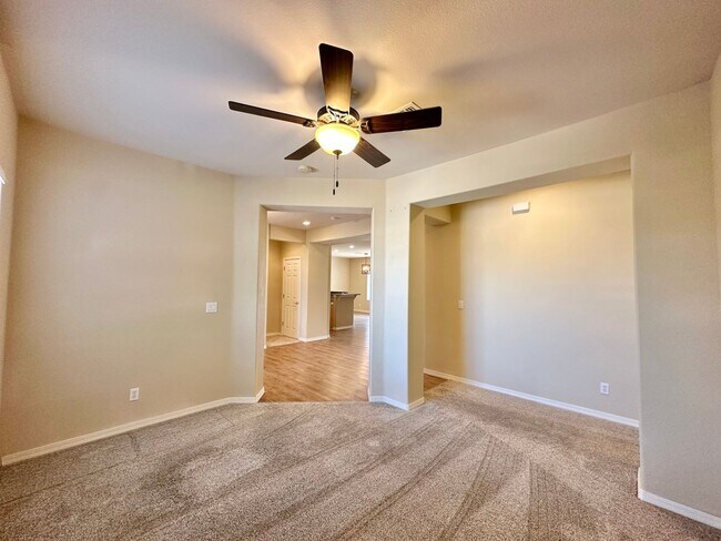 Building Photo - Beautiful 3 bedroom, 3 bathroom home with ...
