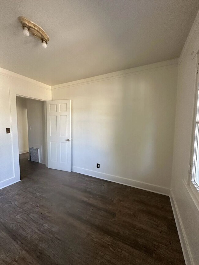 Building Photo - 2024 Darrow Ave