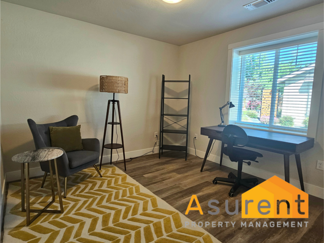 Building Photo - Beautiful fully furnished, single level 3 ...