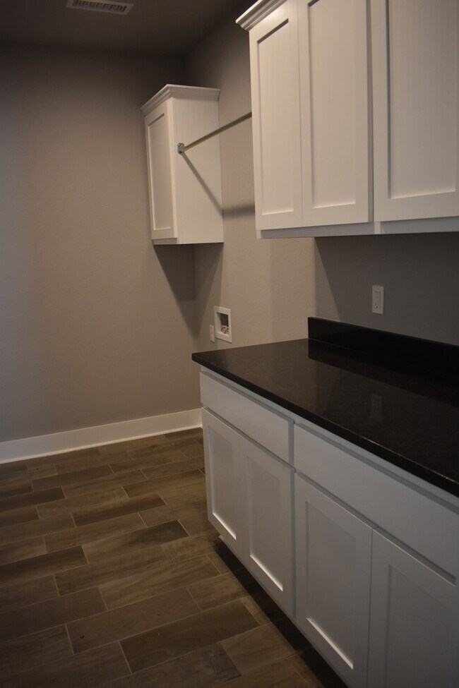 Building Photo - Luxurious 4 Bedroom, 3.5 Bathroom Home In Fayetteville, AR