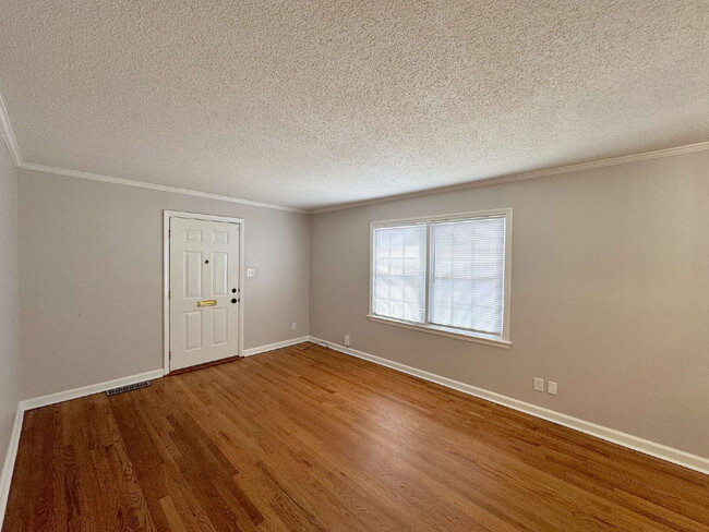 Building Photo - Well Maintained Home Minutes from Downtown...