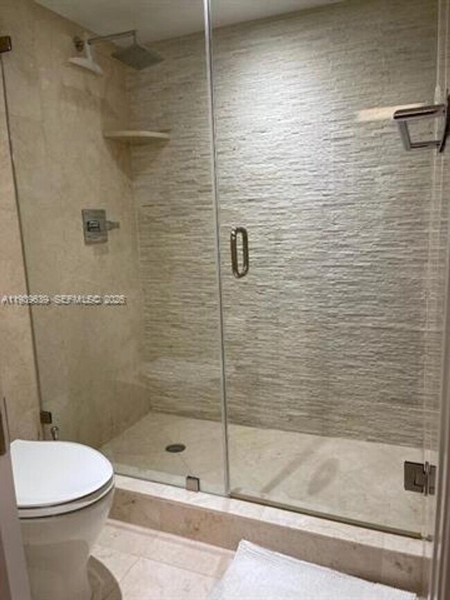 Building Photo - 3500 Mystic Pointe Dr