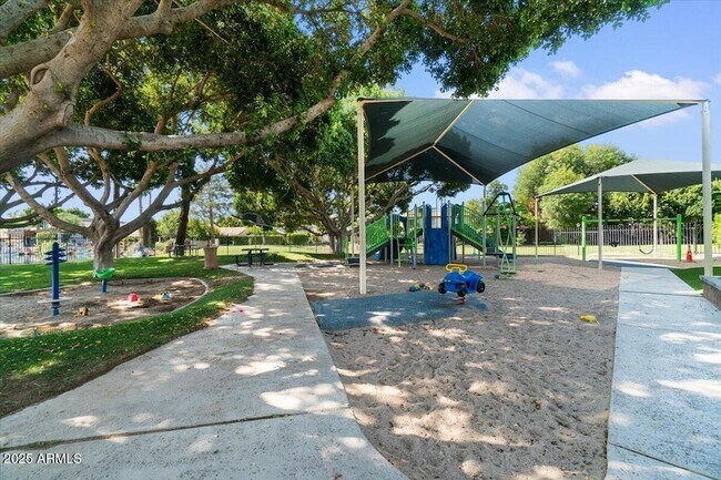 Building Photo - 5200 S Lakeshore Dr