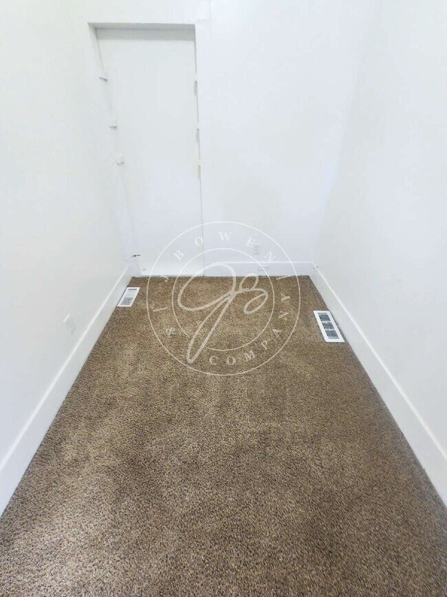 Building Photo - 2 Bedroom | 1 Bathroom | Fenced Yard | Detached Garage