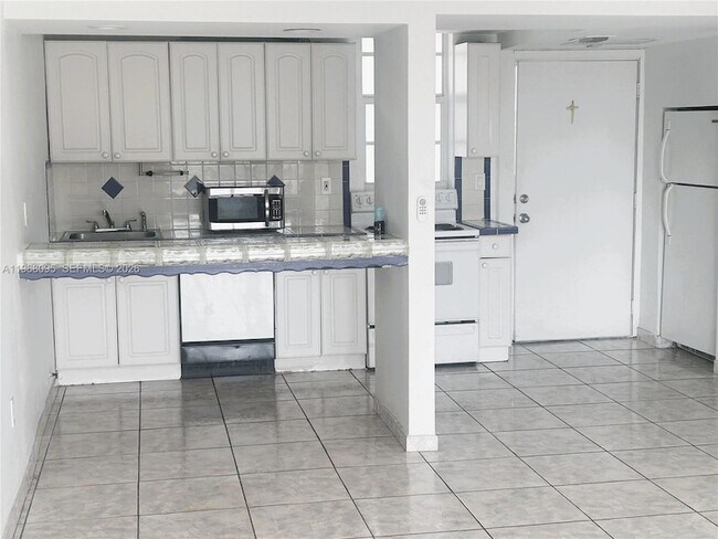 Building Photo - 2851 Leonard Dr