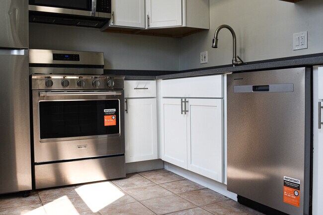 Building Photo - 1008 Garnett Pl