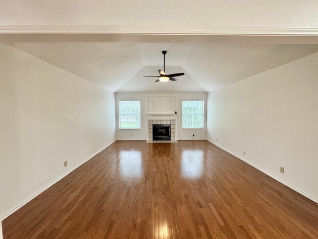 Building Photo - Big 4 Bedroom Home in Stone Oak!