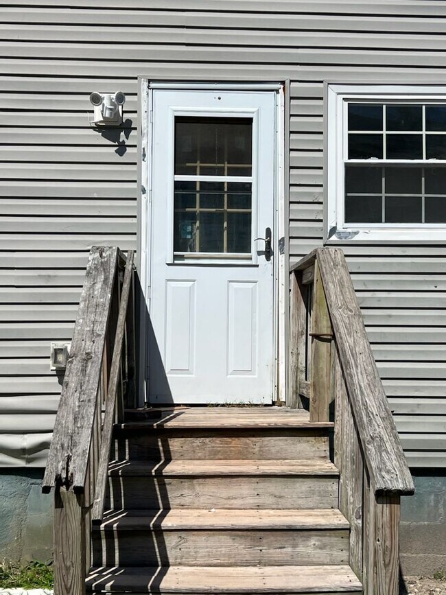 Building Photo - 27 Somerset Ave