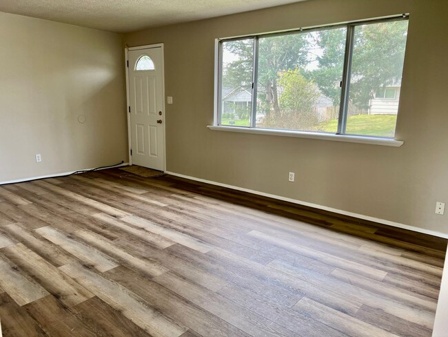 Building Photo - Newly Renovated 3 Bedroom Home in Federal Way