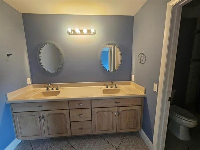 Building Photo - 633 Lake Point N Ln