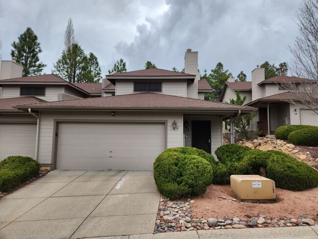 Primary Photo - Charming 2-Bedroom Townhome in Country Clu...