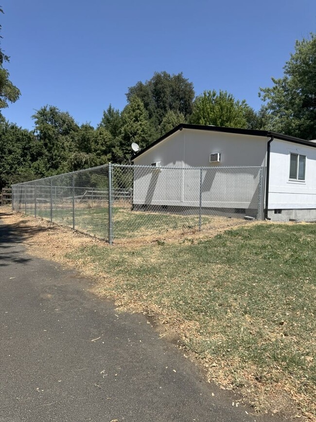 Building Photo - Large Echo home for rent