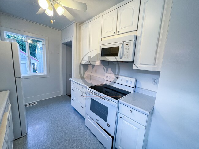 Building Photo - Adorable Historical Home