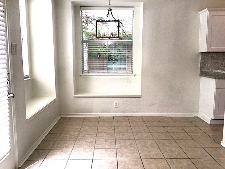 Building Photo - 1745 Cresthill Dr