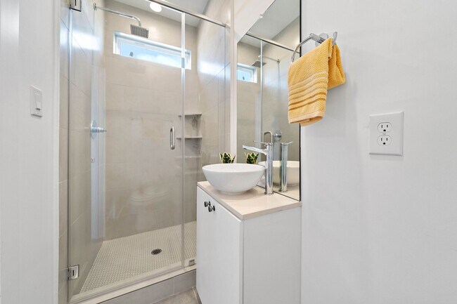 Building Photo - 1406 Valentine St