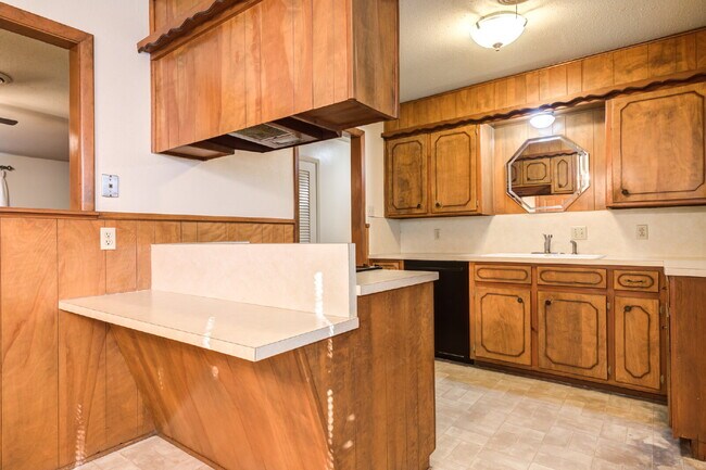 Building Photo - Wonderful 2 Bedroom 1.5 Bathroom Duplex!!!