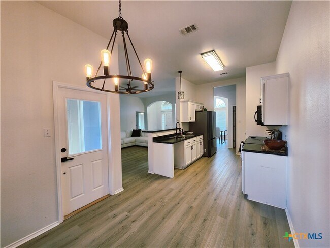 Building Photo - 1212 Neuberry Cliffe