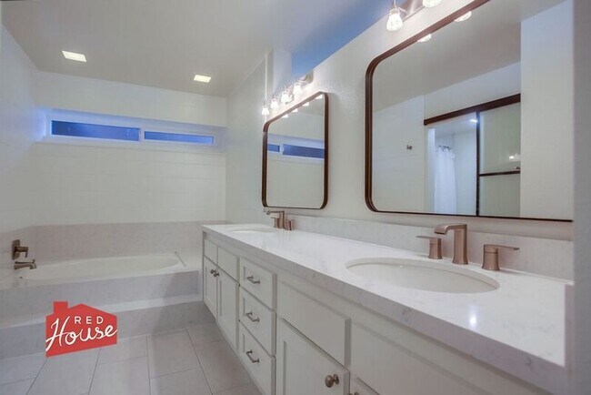 Building Photo - 4009 Canario St