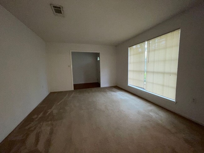 Building Photo - Spacious Home in Country Club Estates