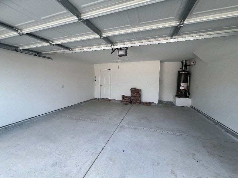 Building Photo - 16044 Isles Dr