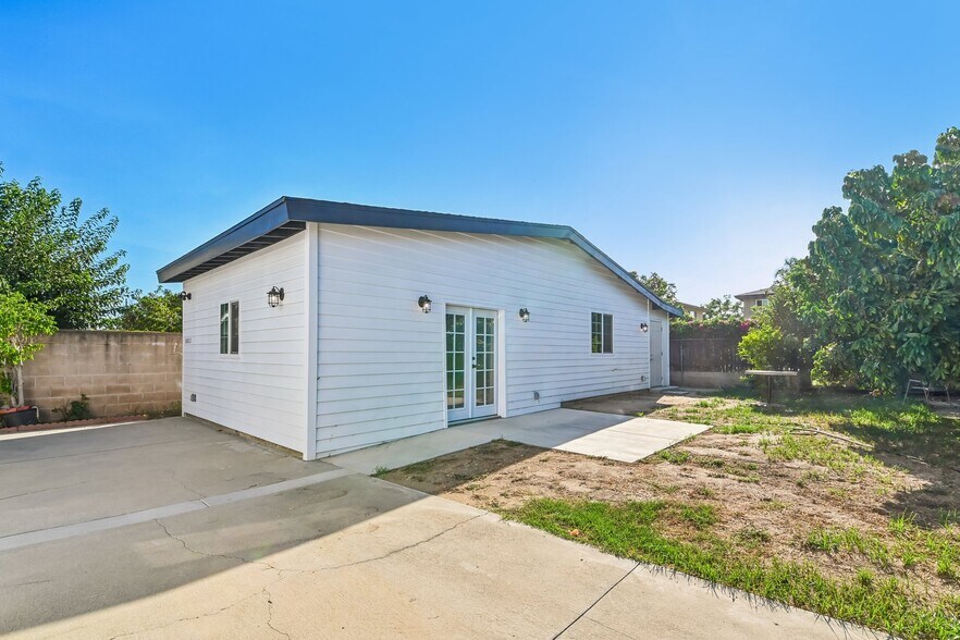 Building Photo - 6003 N Muscatel Ave