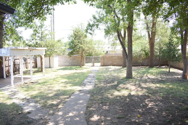 Building Photo - 2 Bedroom Home Near Coronado High School!