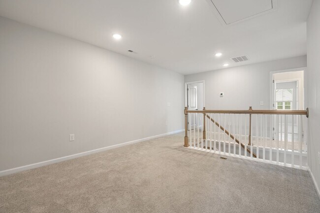 Building Photo - Gorgeous end-unit townhome near Brier Creek!