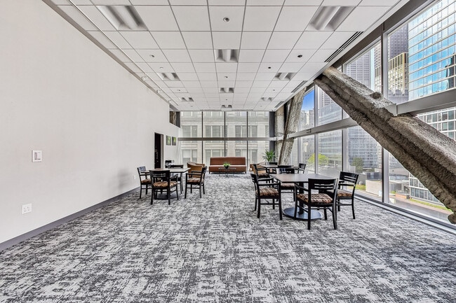 Building Photo - 8 E Randolph St