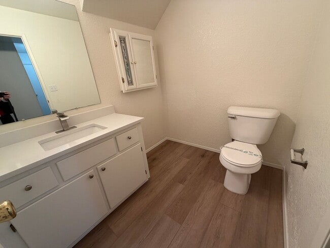 Building Photo - MOVE IN SPECIAL!  Beautifully Remodeled, Easy Living Townhome. Location, Location!