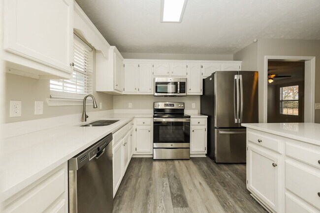 Building Photo - 186 Elm St